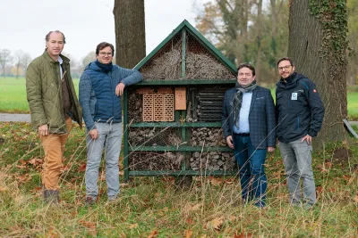 Hotelbesuch: Dr. Alexander Hinrichs (QS), Christoph Straeten, Oliver Mans (Landgard) und Pablo Schucht Lessa (QS) begutachten ein Insektenhotel: Verschiedene Materialien locken unterschiedliche Wildbienenarten an.