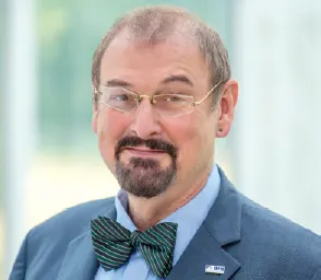 Professor Dr. Dr. Andreas Hensel ist Veterinärmediziner, Mikrobiologe und Hygieniker und seit der Gründung des Bundesinstituts für Risikobewertung (BfR) im Jahr 2002 dessen Präsident und ständiger Gast im QS-Kuratorium.