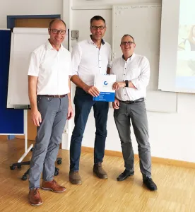 Wilfried Kamphausen (links) und Ulrich Schopohl (rechts) gratulieren Christian Ufen zur Wahl