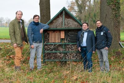 Die Freiwillige Inspektion Nachhaltigkeit von QS im Praxistest. Mit dabei (v.l.n.r.): QS-Geschäftsführer Dr. Alexander Hinrichs, Betriebsleiter Christoph Straeten, Vorstandsvorsitzender von Landgard Oliver Mans und QS-Auditor Pablo Schucht-Lessa