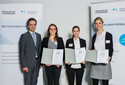 Feierliche Übergabe der Förderurkunden. Prof. Dr. Andreas Bertram (Präsident der Hochschule Osnabrück), Svea Ites, Laura Pribbernow und Sabrina Melis (QS). Bildquelle: Hochschule Osnabrück/Daniela Rösler